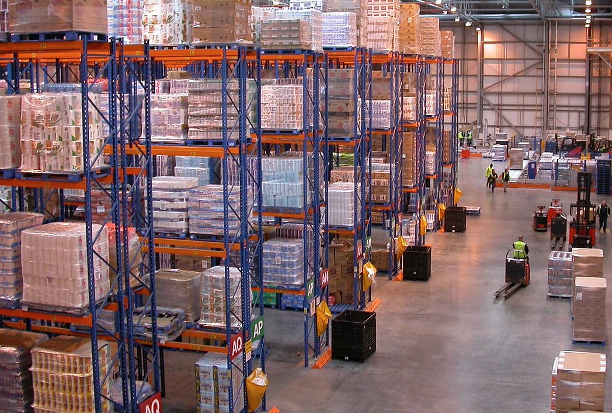 Warehouse distribution center for global sourcing